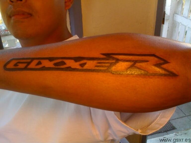 Tatuaje en el antebrazo con la palabra Gixxer