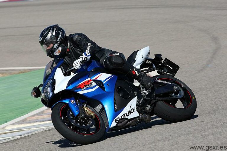 Jose A. Guerrero probando la Suzuki GSX-R1000 2012