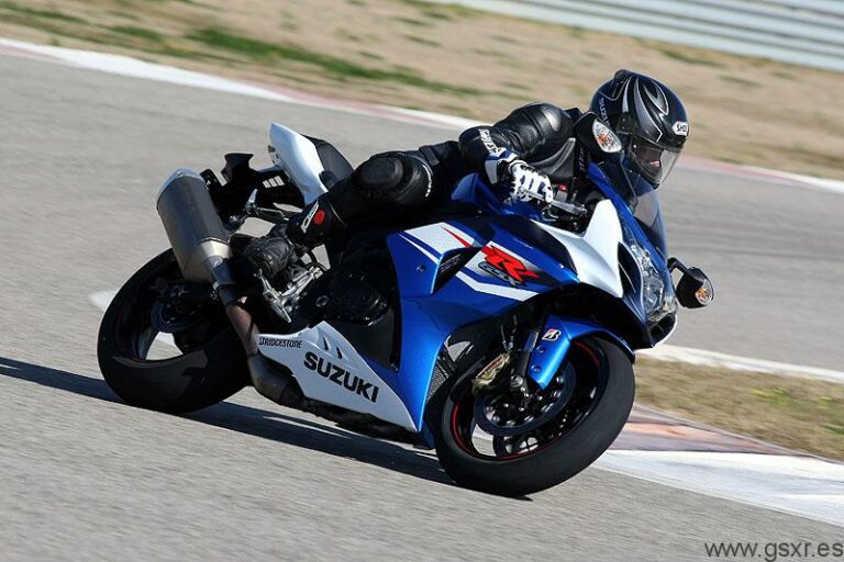 Jose A. Guerrero probando la Suzuki GSX-R1000 2012 en el Circuito de Monteblanco, Huelva.